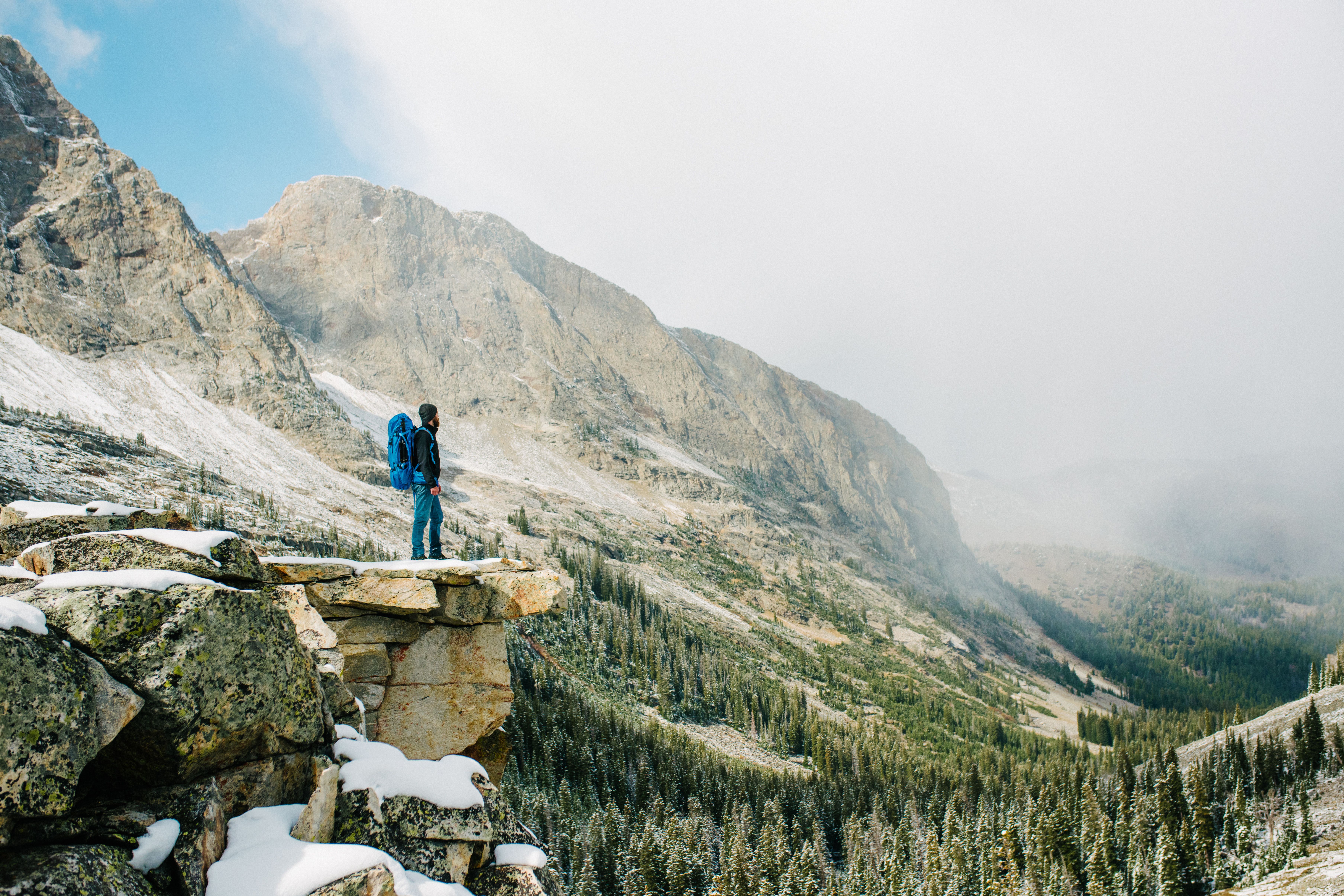 Ein Wanderer auf dem Kane Lake Trail in den Pioneer Mountains im US-Bundesstaat Idaho