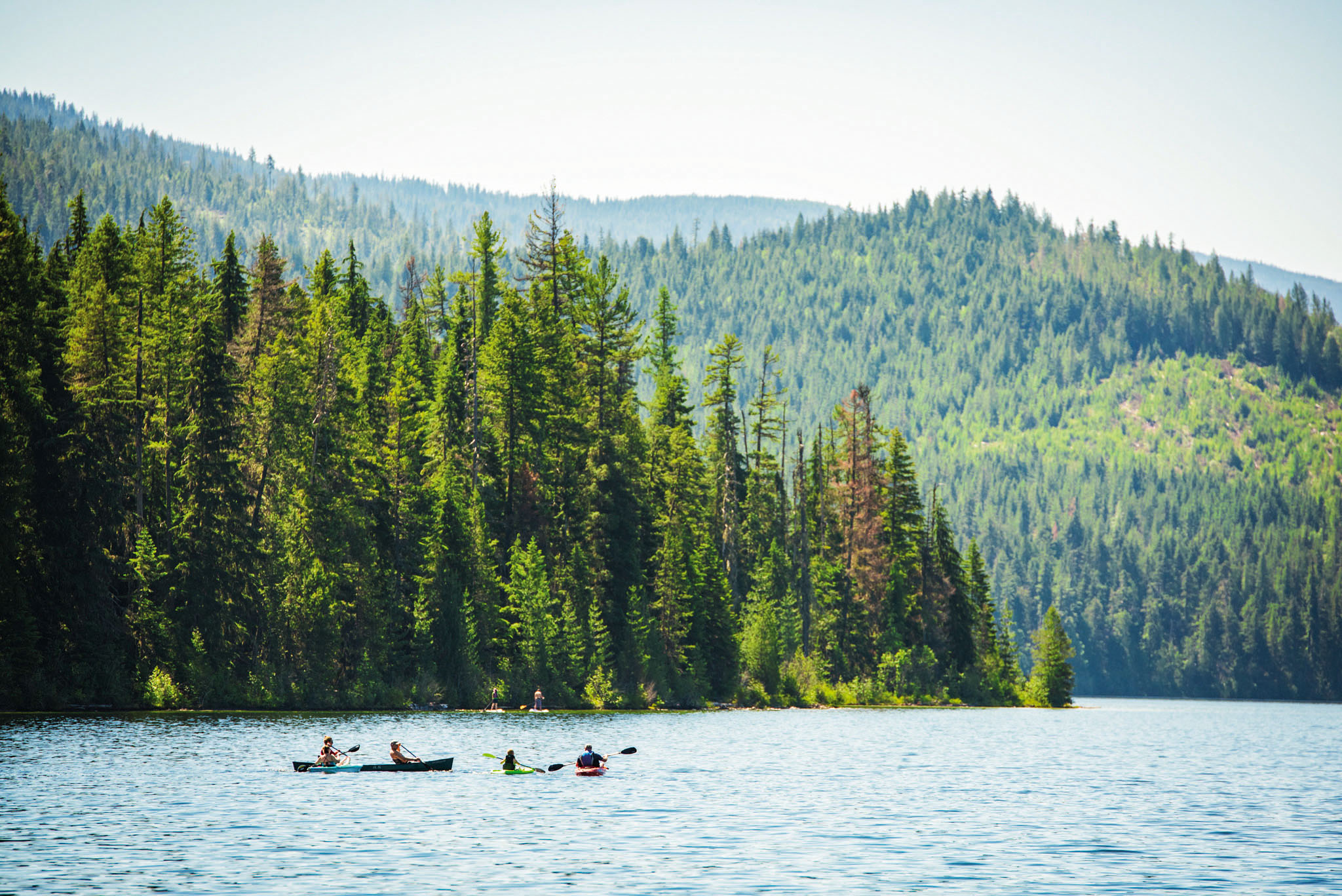 Kayakfahrer auf dem Priest Lake mit wundervoller Bergkulisse