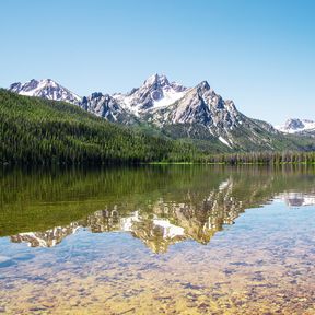 Der Redfish Lake mit Blick auf die Sawtooth Mountains in Idaho