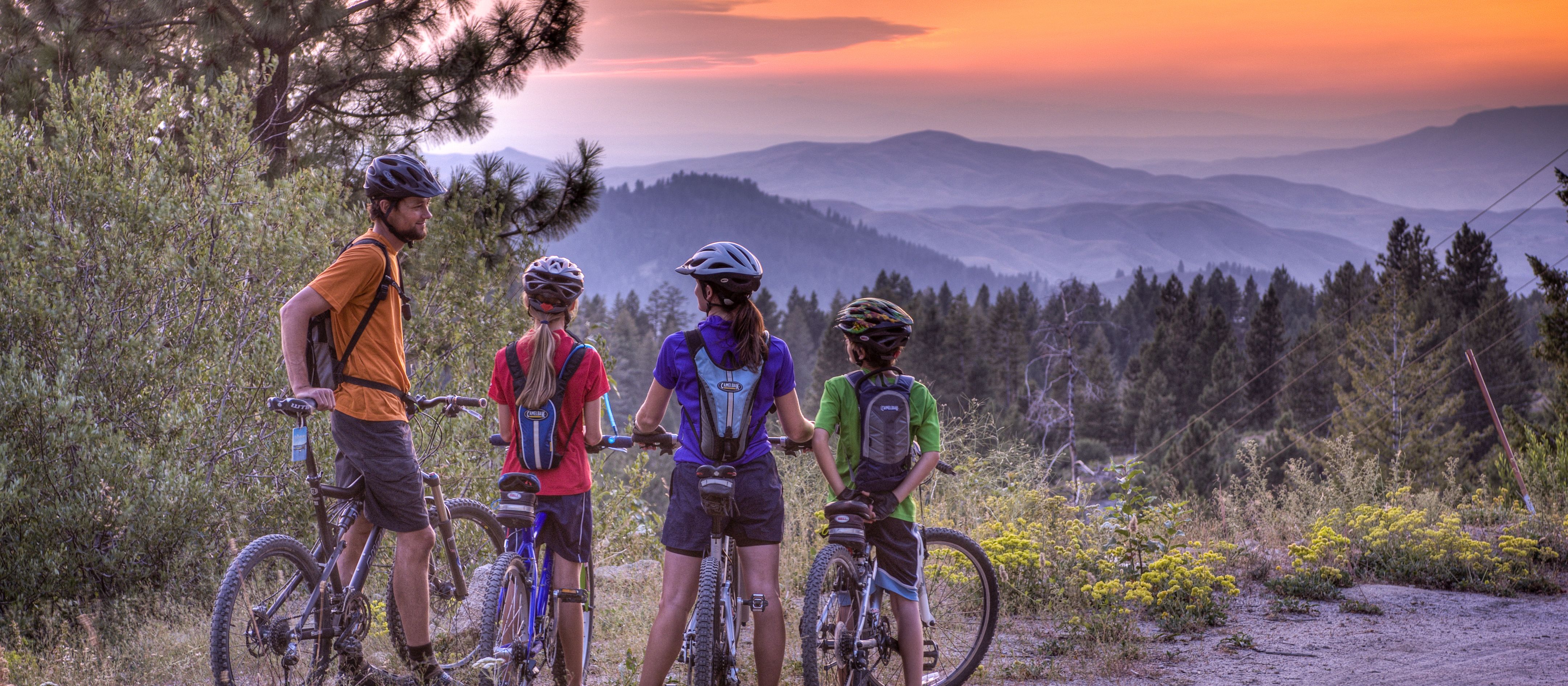 Familie unternimmt Mountainbike-Ausflug in Bergen rund um Boise
