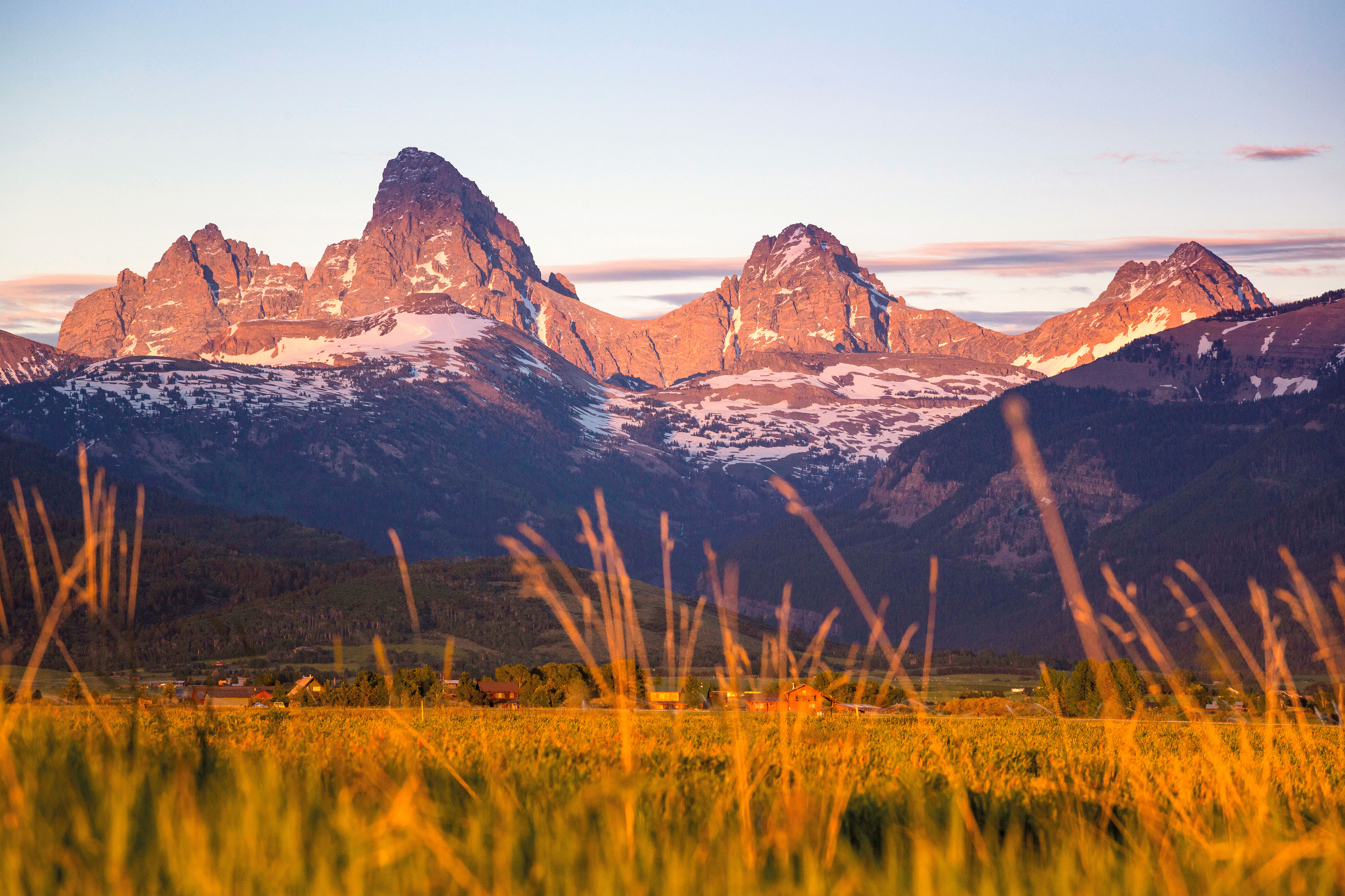 Warmes Licht trifft auf die beeindruckende Teton Range