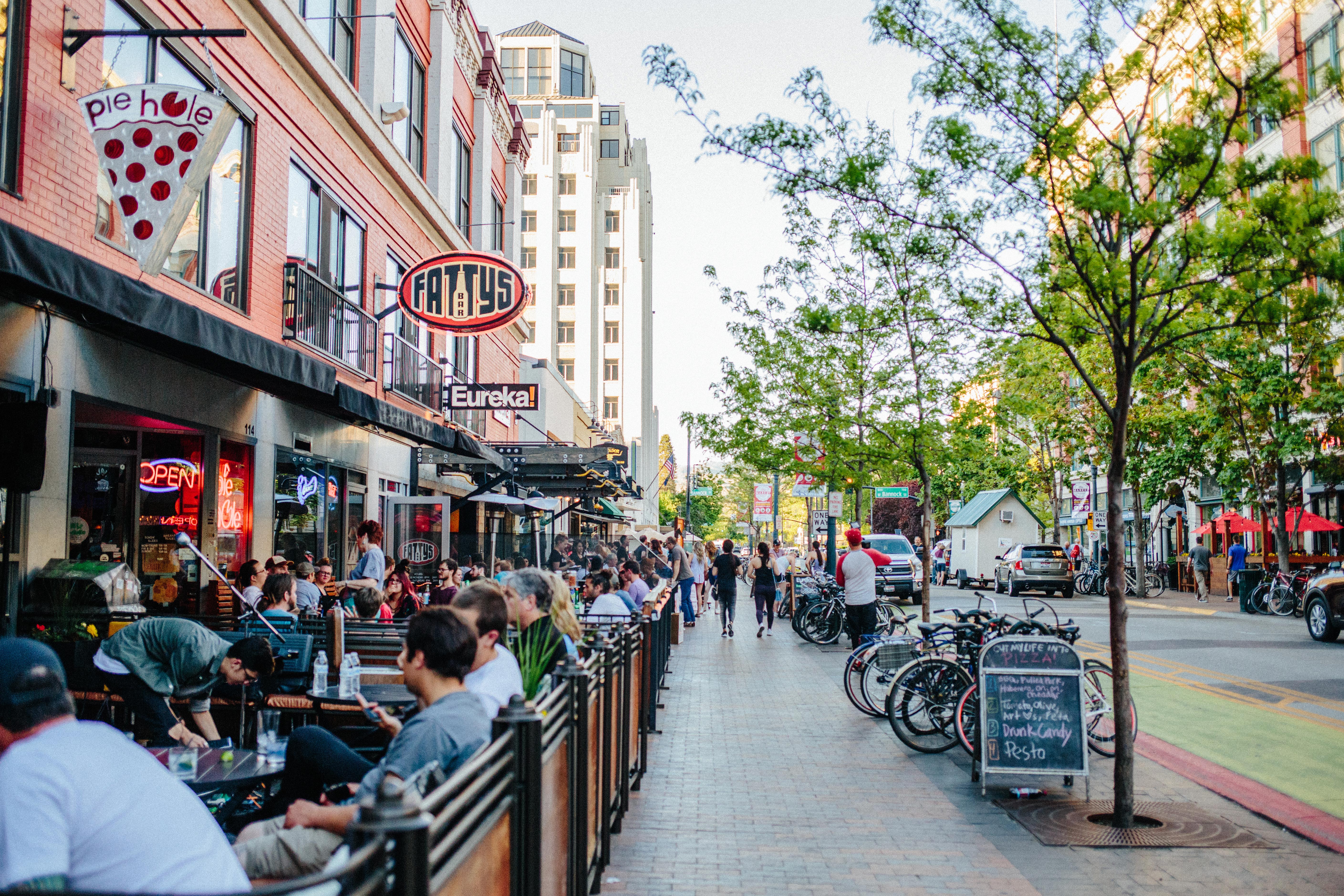 Lebendiges Treiben in der 8th Street in Downtown Boise