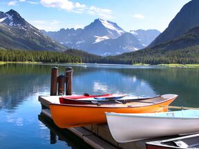 Kanus am Lake McDonald, Montana