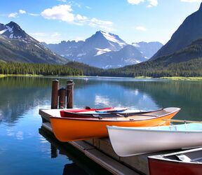 Kanus am Lake McDonald, Montana