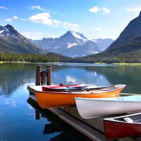 Kanus am Lake McDonald, Montana