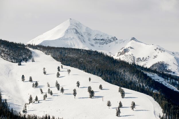 Vom Schnee bedeckt - das Big Sky Resort in Montana im Februar