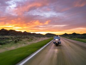 Ein Motorradfahrer im Sonnenuntergang bei Fort Peck in Montana