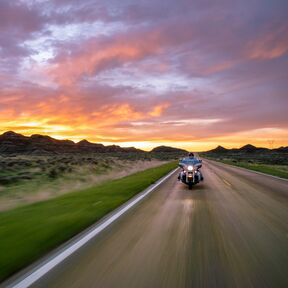 Ein Motorradfahrer im Sonnenuntergang bei Fort Peck in Montana