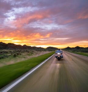 Ein Motorradfahrer im Sonnenuntergang bei Fort Peck in Montana