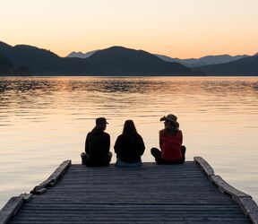 Mit Freunden den Sonnenuntergang am Whitefish Lake in Montana genieÃŸen