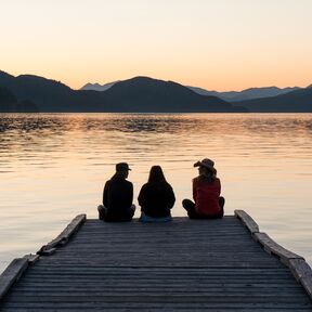 Mit Freunden den Sonnenuntergang am Whitefish Lake in Montana genieÃŸen