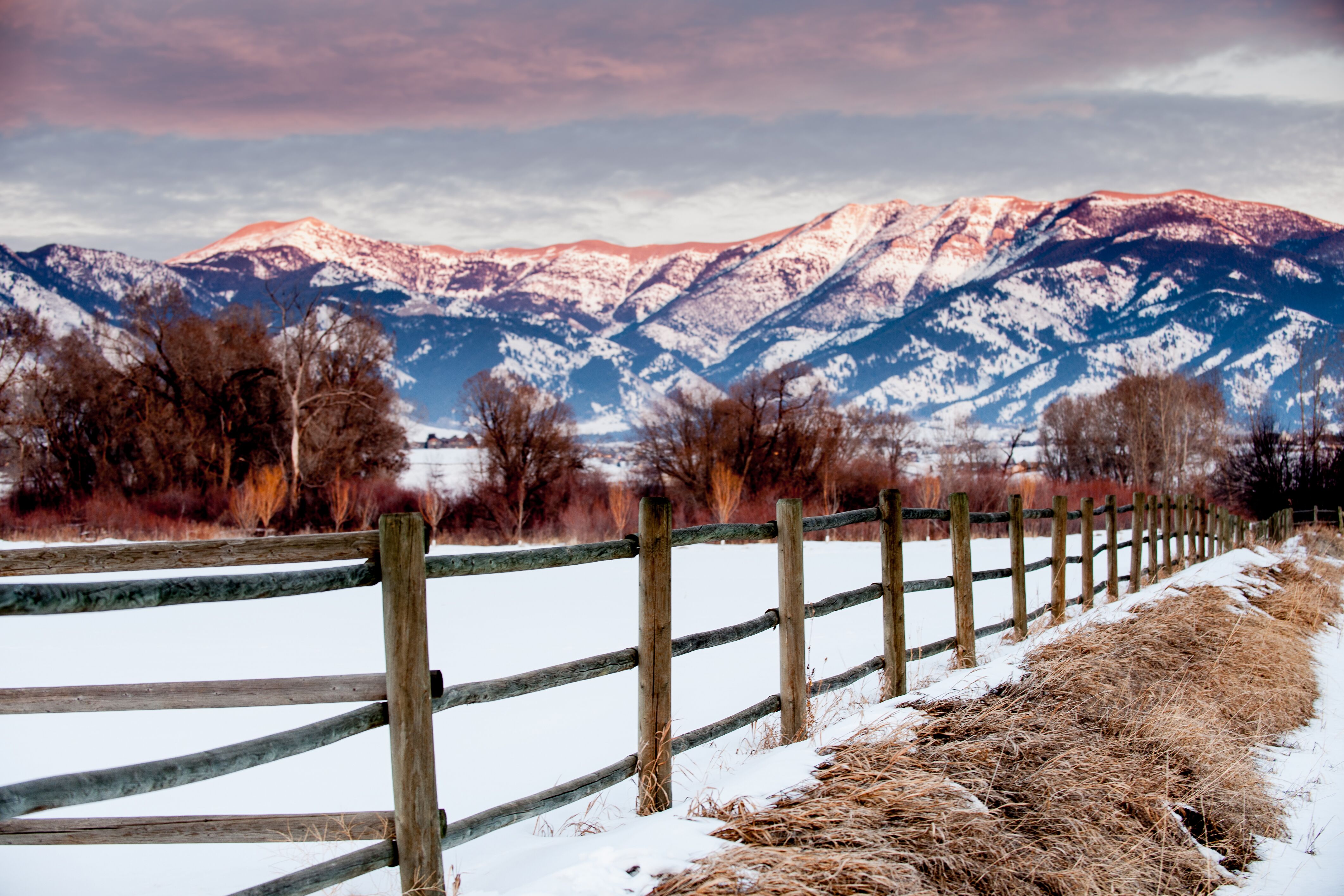 Idyllisches Farmland vor den Bridger Mountains bei Bozeman