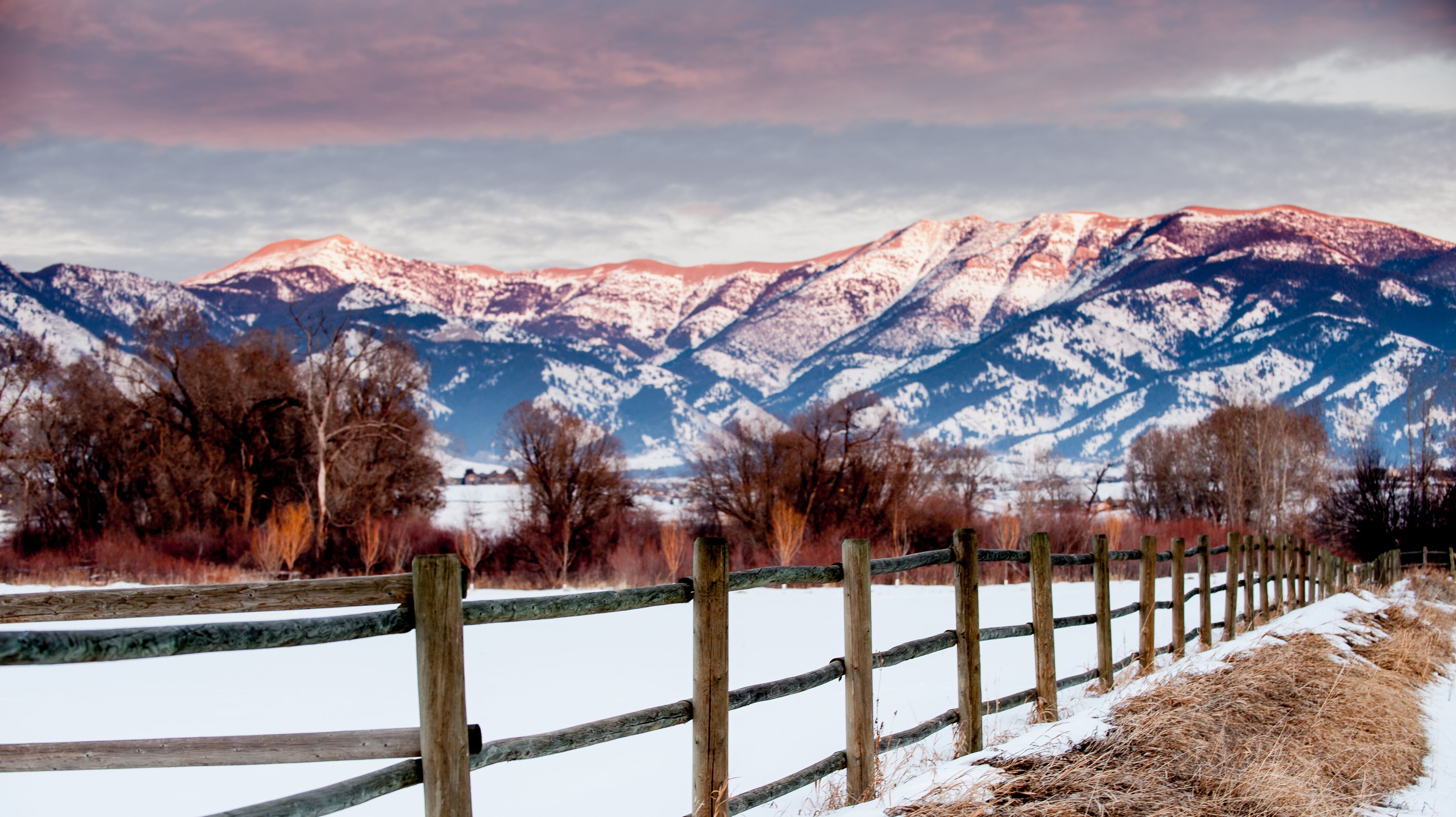 Idyllisches Farmland vor den Bridger Mountains bei Bozeman