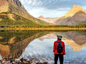 Ein Wanderer am Hidden Lake im Glacier-Nationalpark in Montana