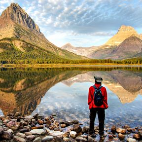 Ein Wanderer am Hidden Lake im Glacier-Nationalpark in Montana