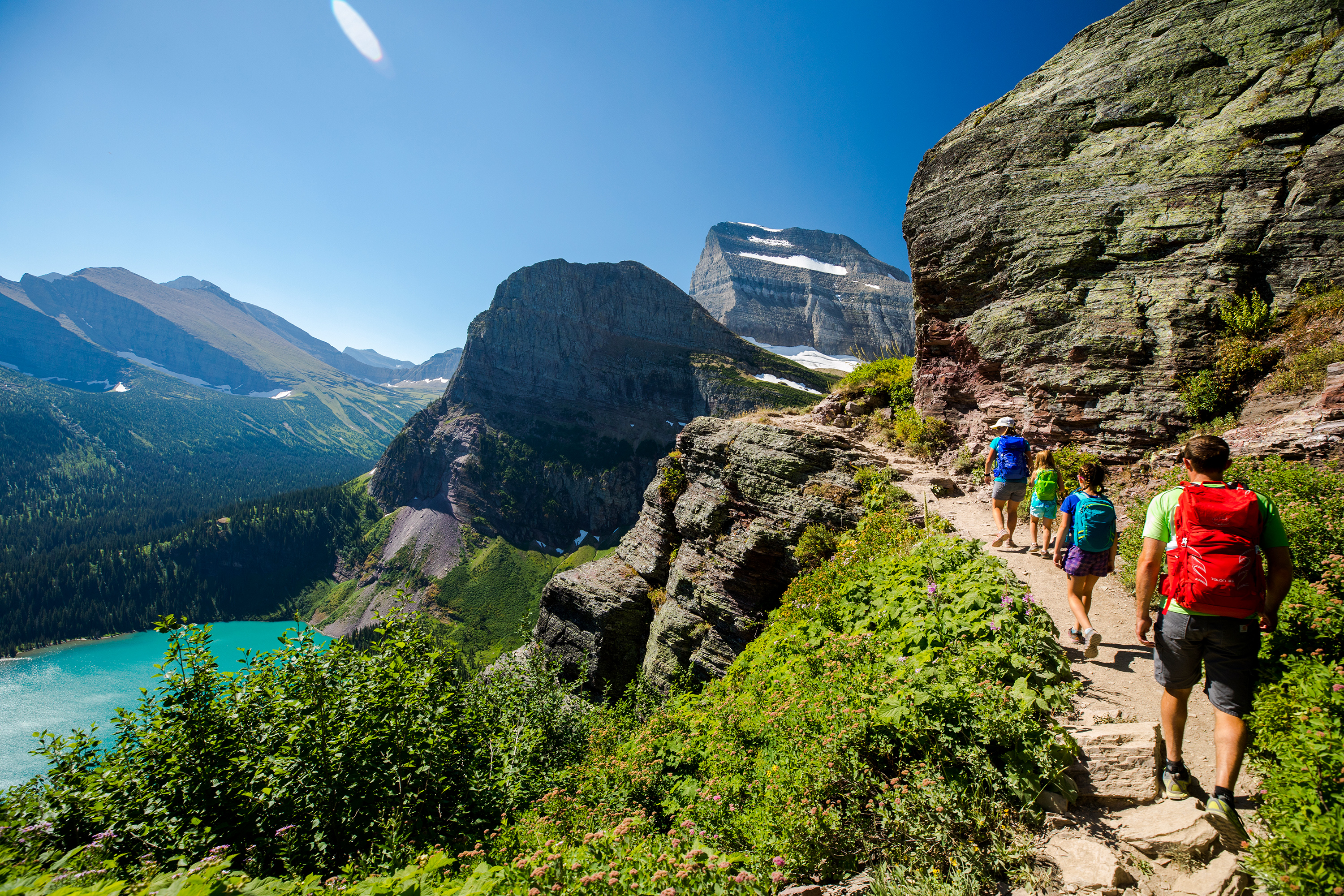 Ene Familie unternimmt eine sommerliche Wanderung im Glacier Nationalpark in Montana