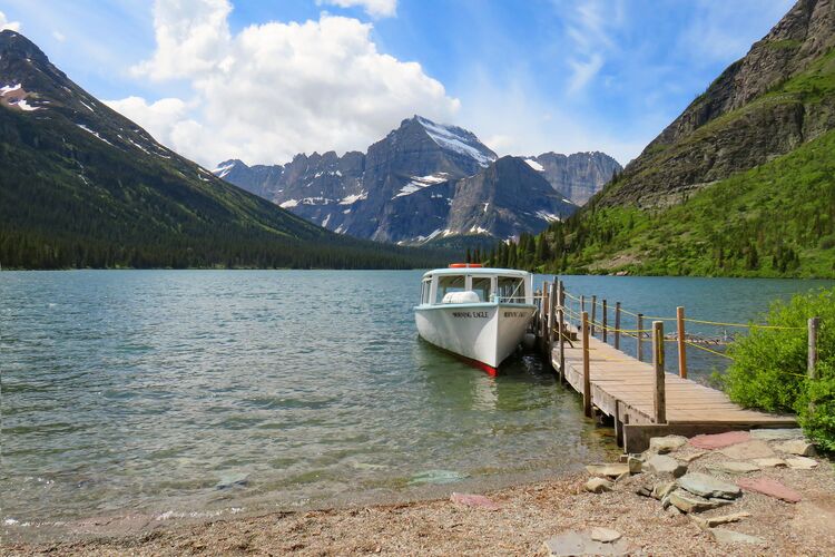 Blick über den Swiftcurrent Lake im Glacier Nationalpark, Montana