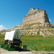 regionen/usa/rocky-mountain-staaten/nebraska/allgemein/scottsbluff-planwagen-berg.cr1665x1665-400x0 regionen/usa/rocky-mountain-staaten/nebraska/allgemein/scottsbluff-planwagen-berg.cr1665x1665-400x0