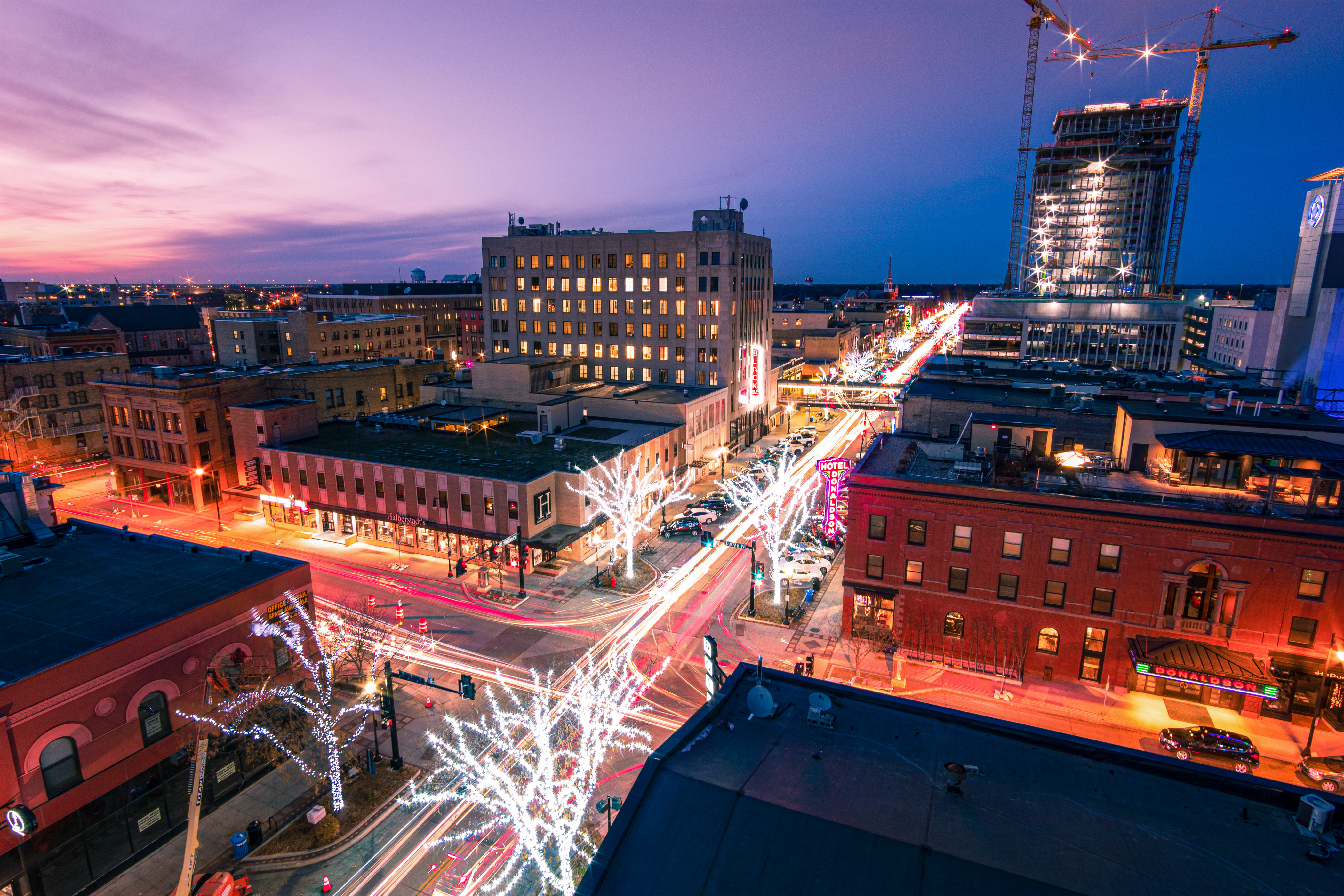 Der hell erleuchtete Broadway in Fargo, North Dakota