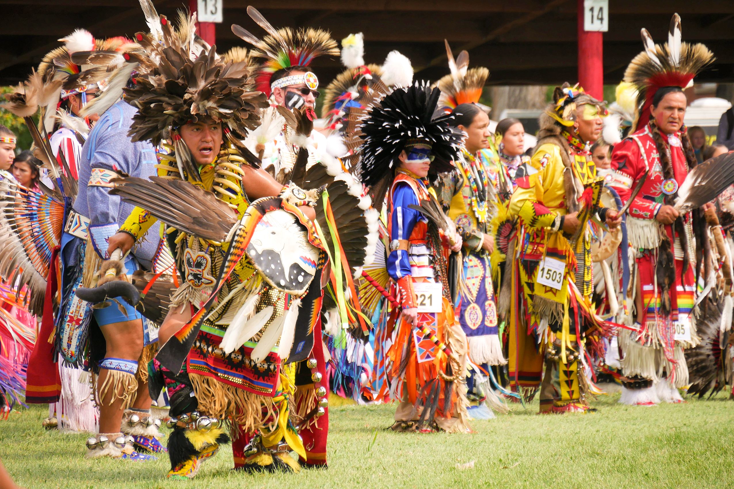 Ureinwohnen tanzen in tradionellem Gewand