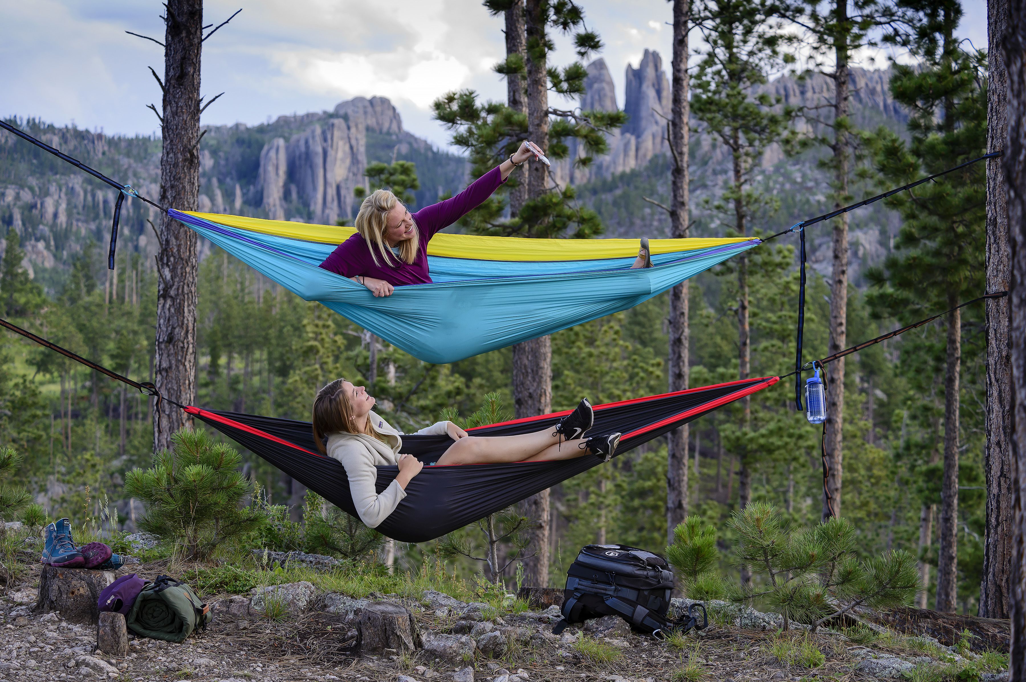 Freunde in der HÃ¤ngematte im Nationalpark in South Dakota