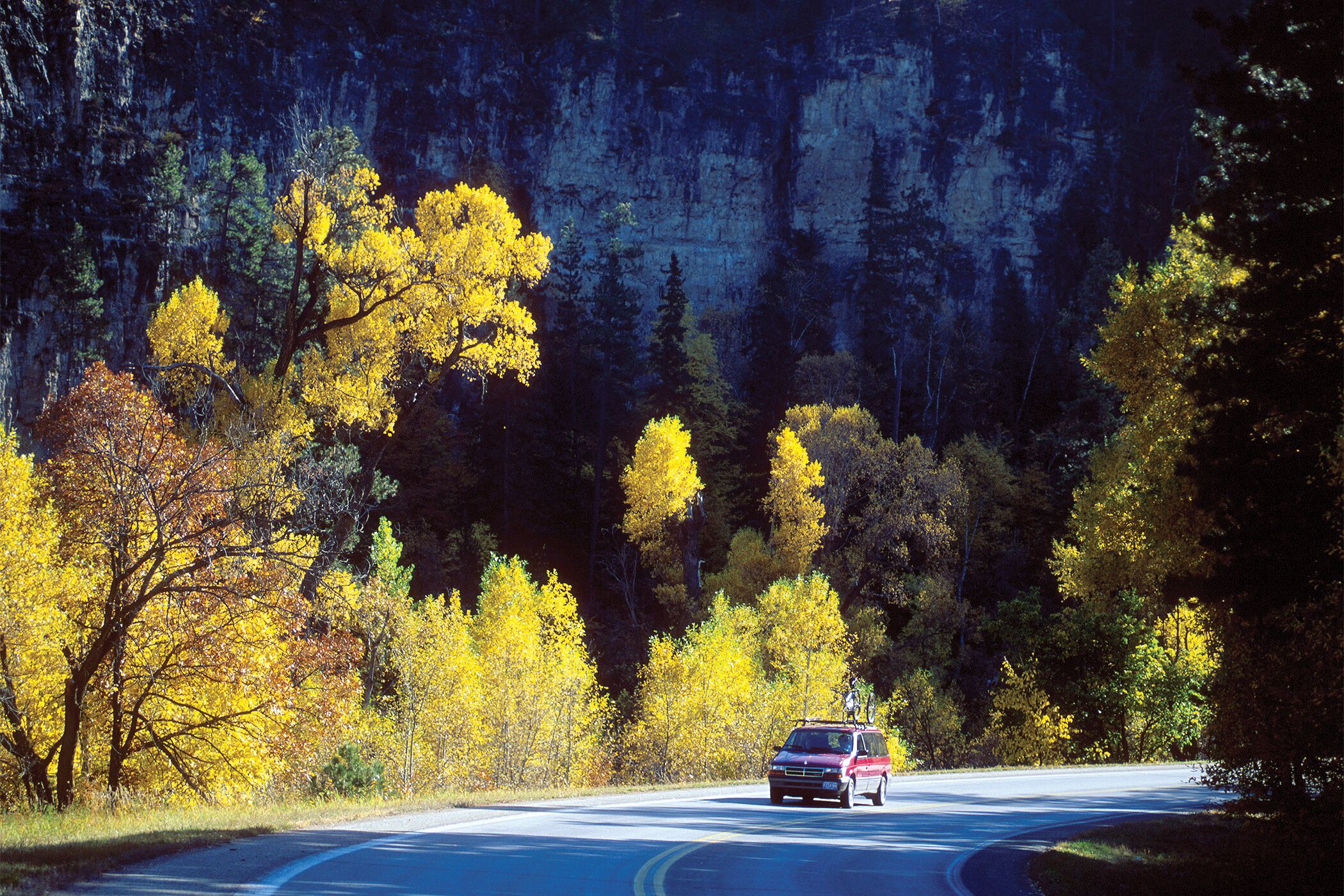 regionen/usa/rocky-mountain-staaten/southdakota/allgemein/spearfish-canyon-strasse-auto.cr2100x1400-0x0