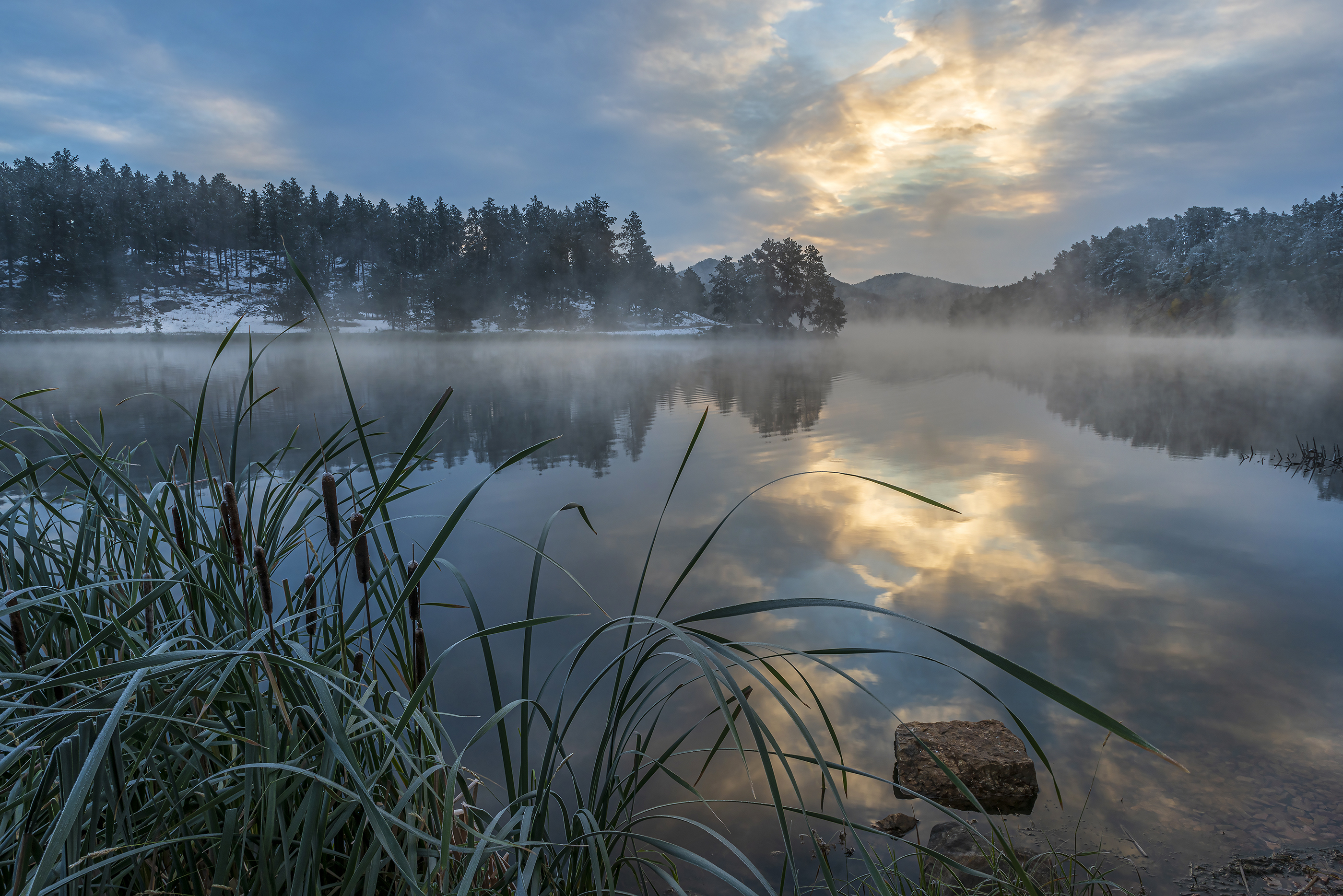 Goldenes trifft auf den nebelbehangenen Stockade Lake