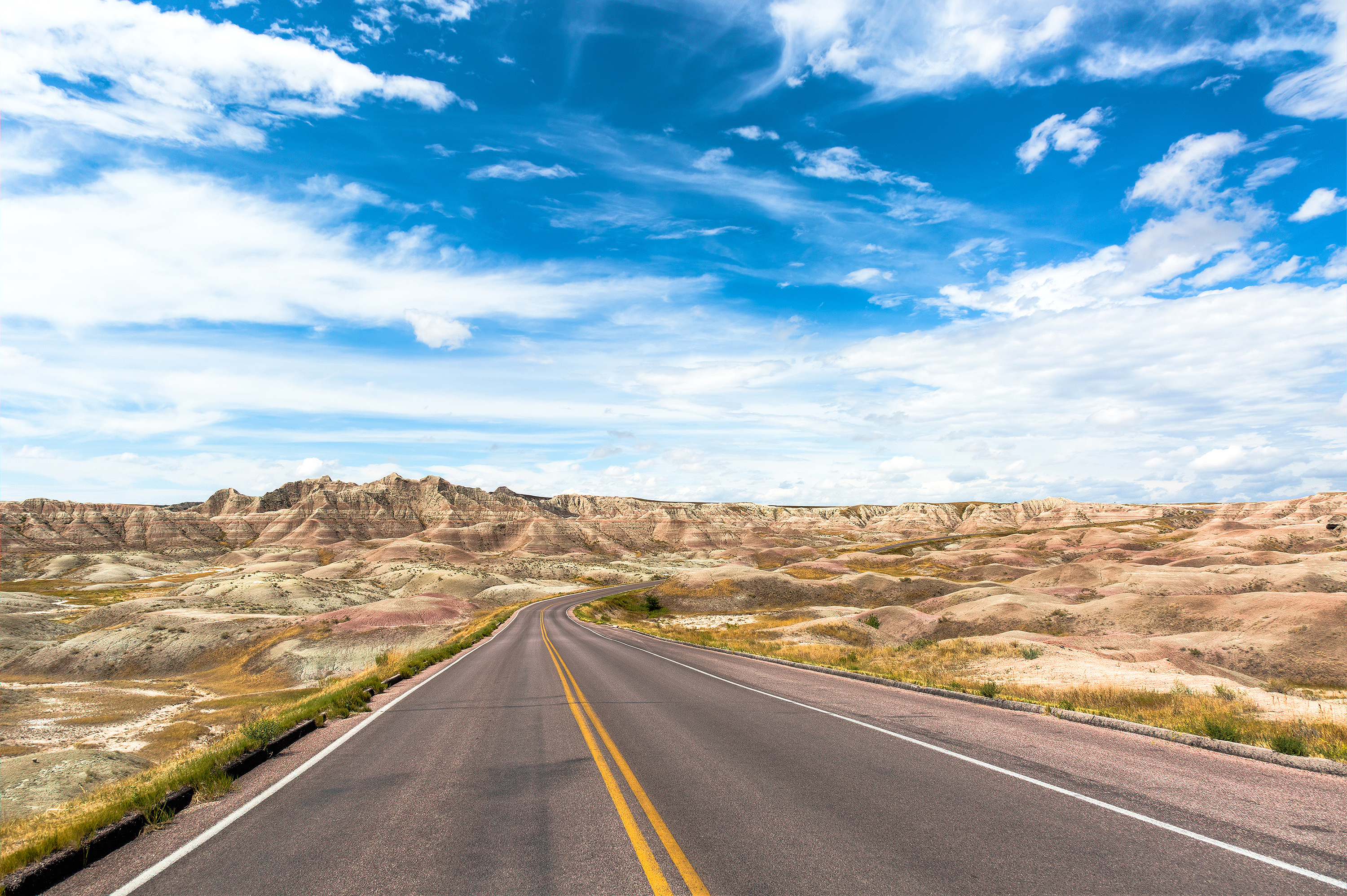 Die Hauptstraße durch den Badlands National Park in South Dakota
