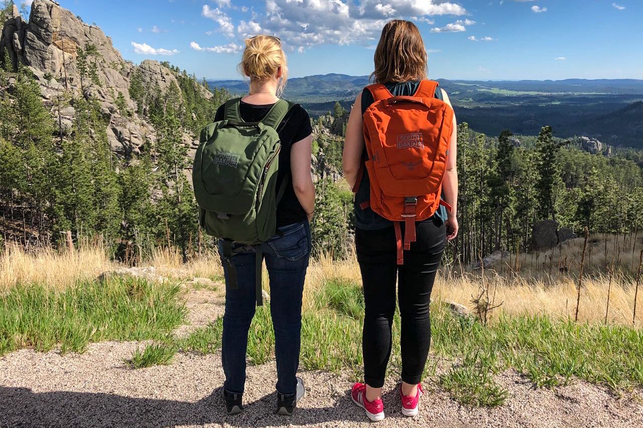 CANUSA Mitarbeiterinnen Anngret Rossol und Madlen Madaus genieÃŸen den Blick auf die beeindruckende Landschaft des Custer State Parks in South Dakota