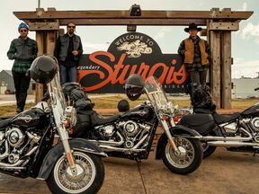 Mit einem Motorrad von Eagle Rider an der bekannten Rally von Sturgis in South Dakota teilnehmen