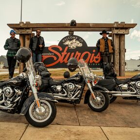Mit einem Motorrad von Eagle Rider an der bekannten Rally von Sturgis in South Dakota teilnehmen