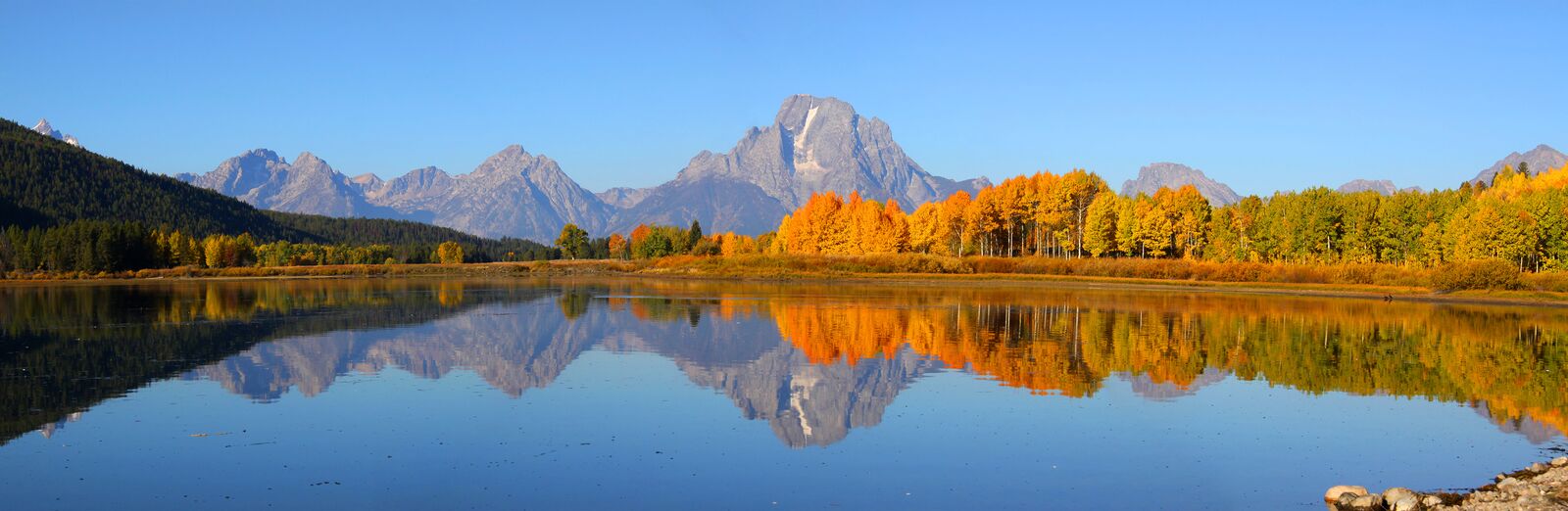 Leuchtender Herbst in der Landschaft des Grand Teton National Parks in Wyoming