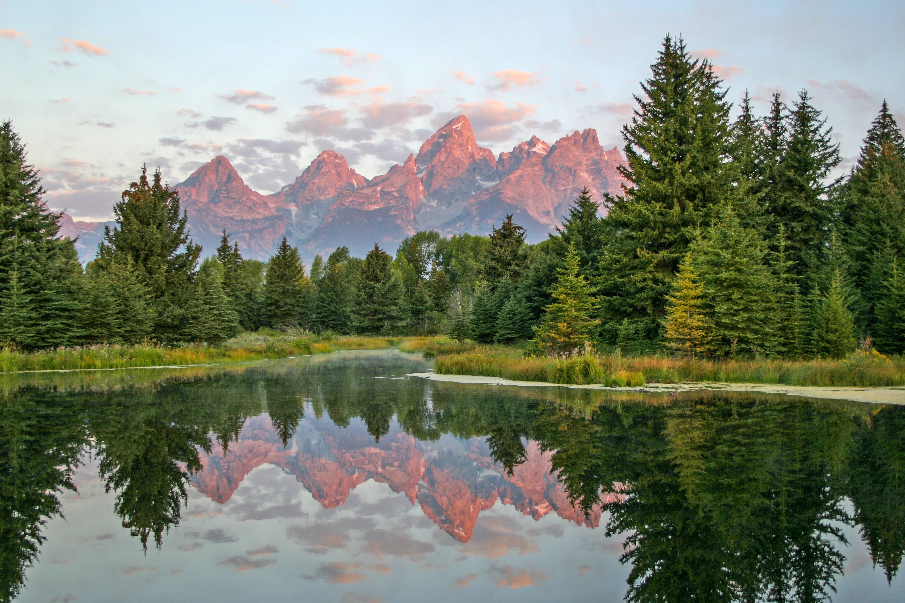 Grand Teton Bergkette spiegelt sich im Abendlicht im See