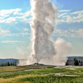 Der Old Faithful Geysir im Yellowstone-Nationalpark, Wyoming