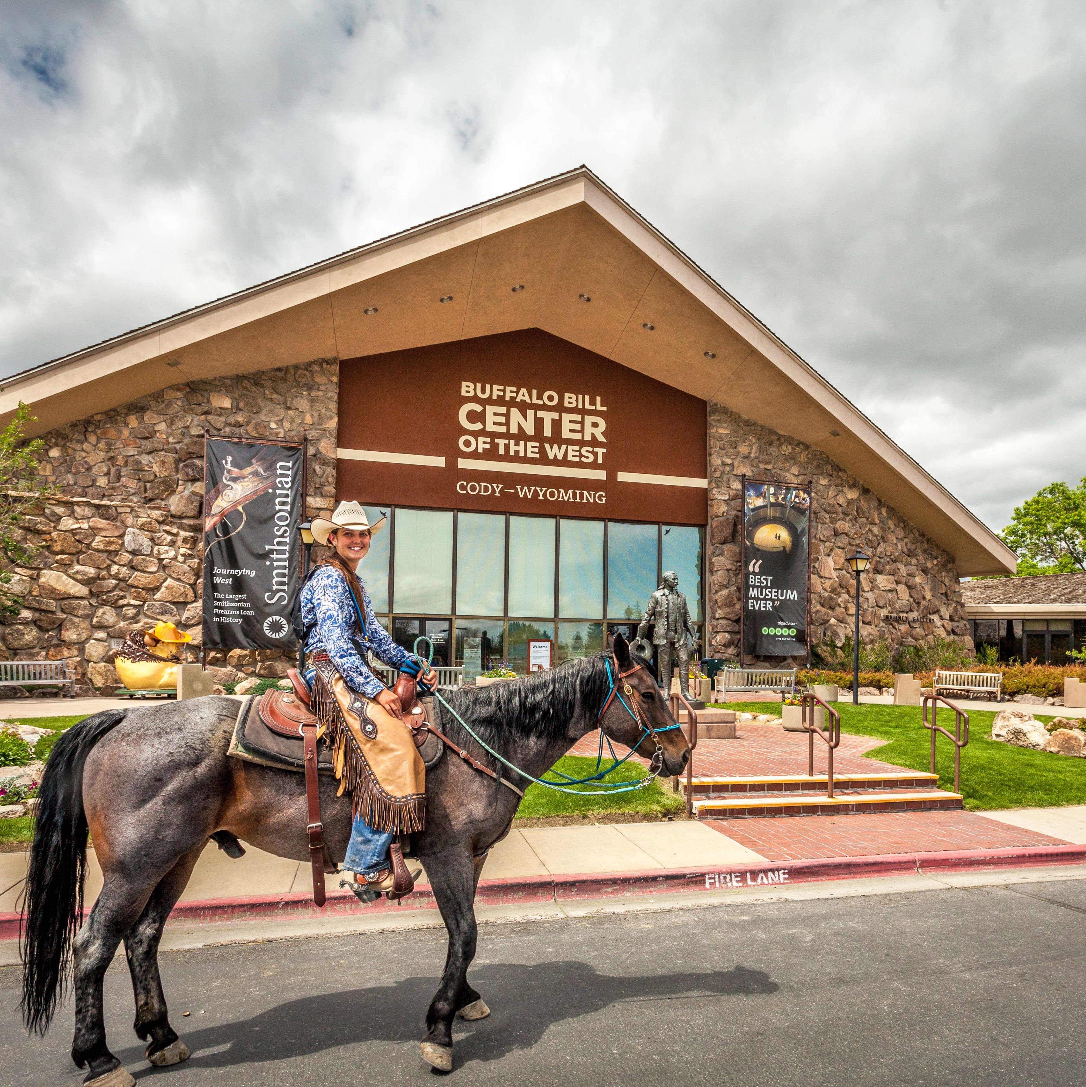 Ein Cowgirl vor dem Buffalo Bill Center of the West in Cody, Wyoming