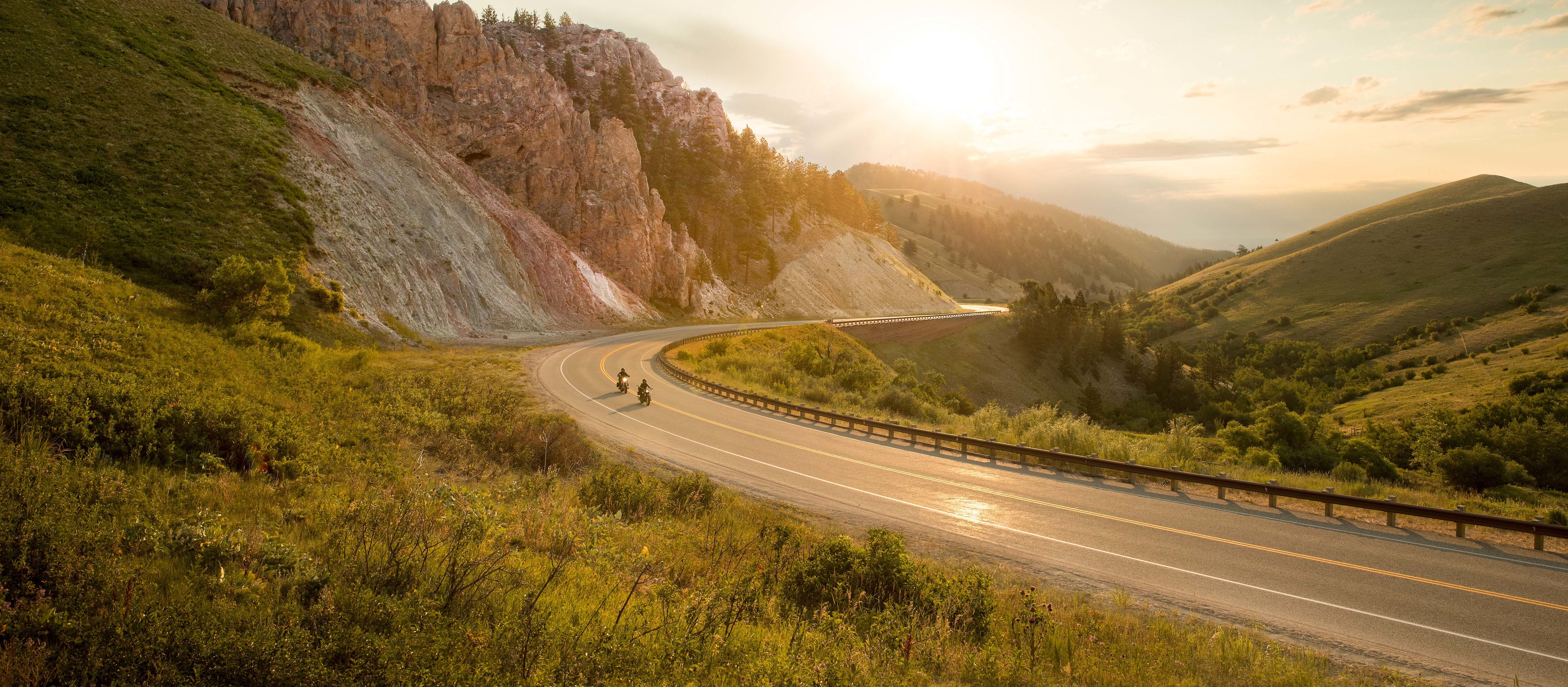 Ein Weg windet sich durch die felsige Landschaft Wyomings