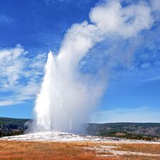 regionen/usa/rocky-mountain-staaten/wyoming/allgemein/yellowstone-old-faithful-geyser-by-arun-yenumula.cr2590x2592-924x0 regionen/usa/rocky-mountain-staaten/wyoming/allgemein/yellowstone-old-faithful-geyser-by-arun-yenumula.cr2590x2592-924x0