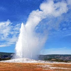 Der Old Faithful in Wyoming ist einer der bekanntesten Geysire der Erde