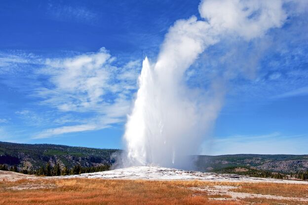 Der Old Faithful in Wyoming ist einer der bekanntesten Geysire der Erde Der Old Faithful in Wyoming ist einer der bekanntesten Geysire der Erde