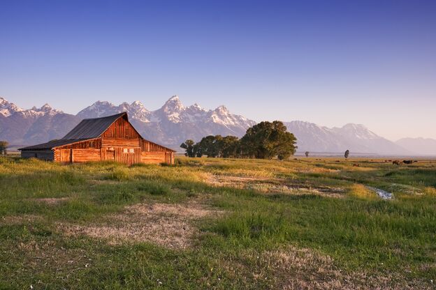 Eine Scheune des Mormon Row Bezirks im Grand-Teton-Nationalpark, Wyoming Eine Scheune des Mormon Row Bezirks im Grand-Teton-Nationalpark, Wyoming
