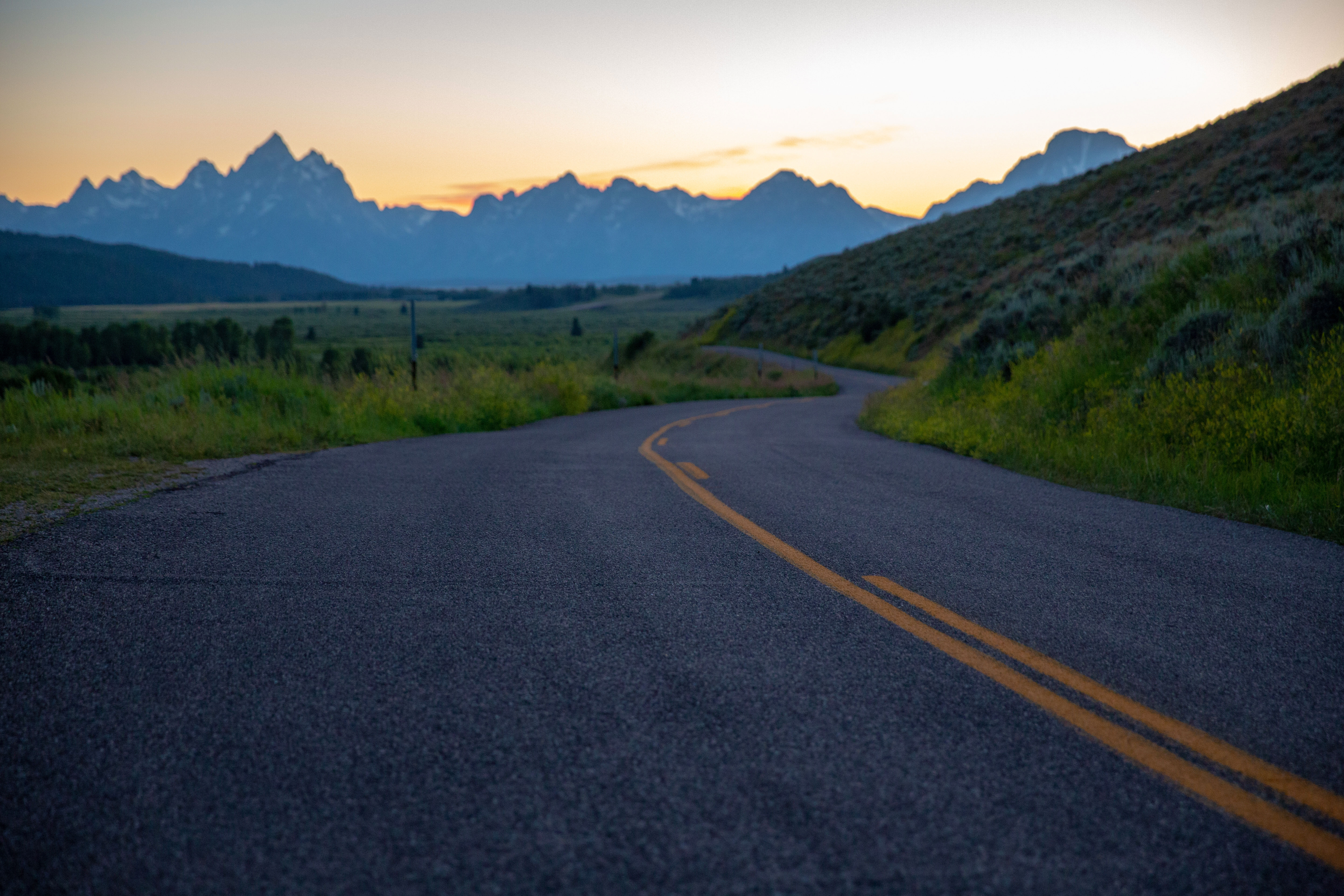 Straße bei Sonnenuntergang im Grand Teton National Park