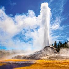 regionen/usa/rocky-mountain-staaten/wyoming/yellowstone-nationalpark/18camper-castle-geyser-eruption.cr1998x1999-720x0 regionen/usa/rocky-mountain-staaten/wyoming/yellowstone-nationalpark/18camper-castle-geyser-eruption.cr1998x1999-720x0