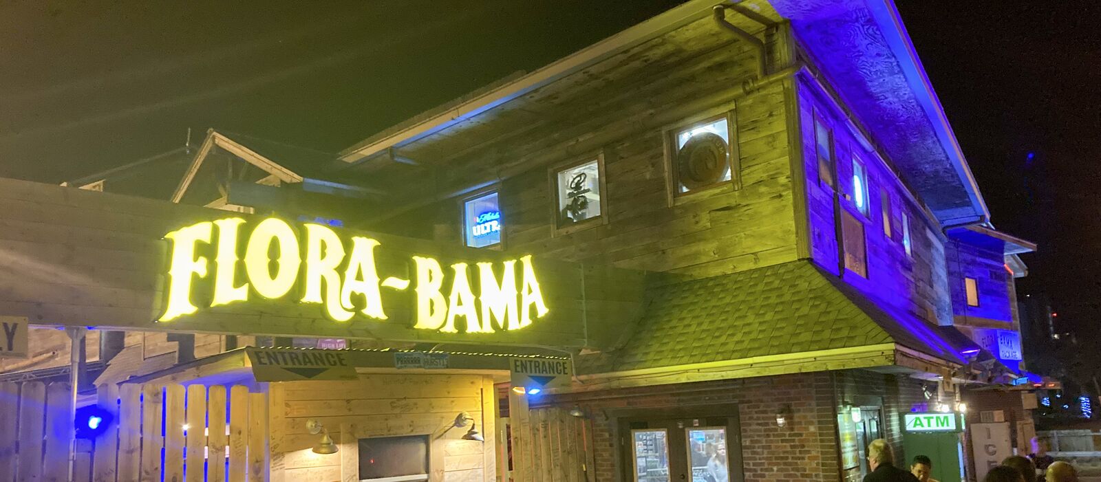 Das Nachtleben in der Flora Bama Bar in Gulf Shores in Alabama