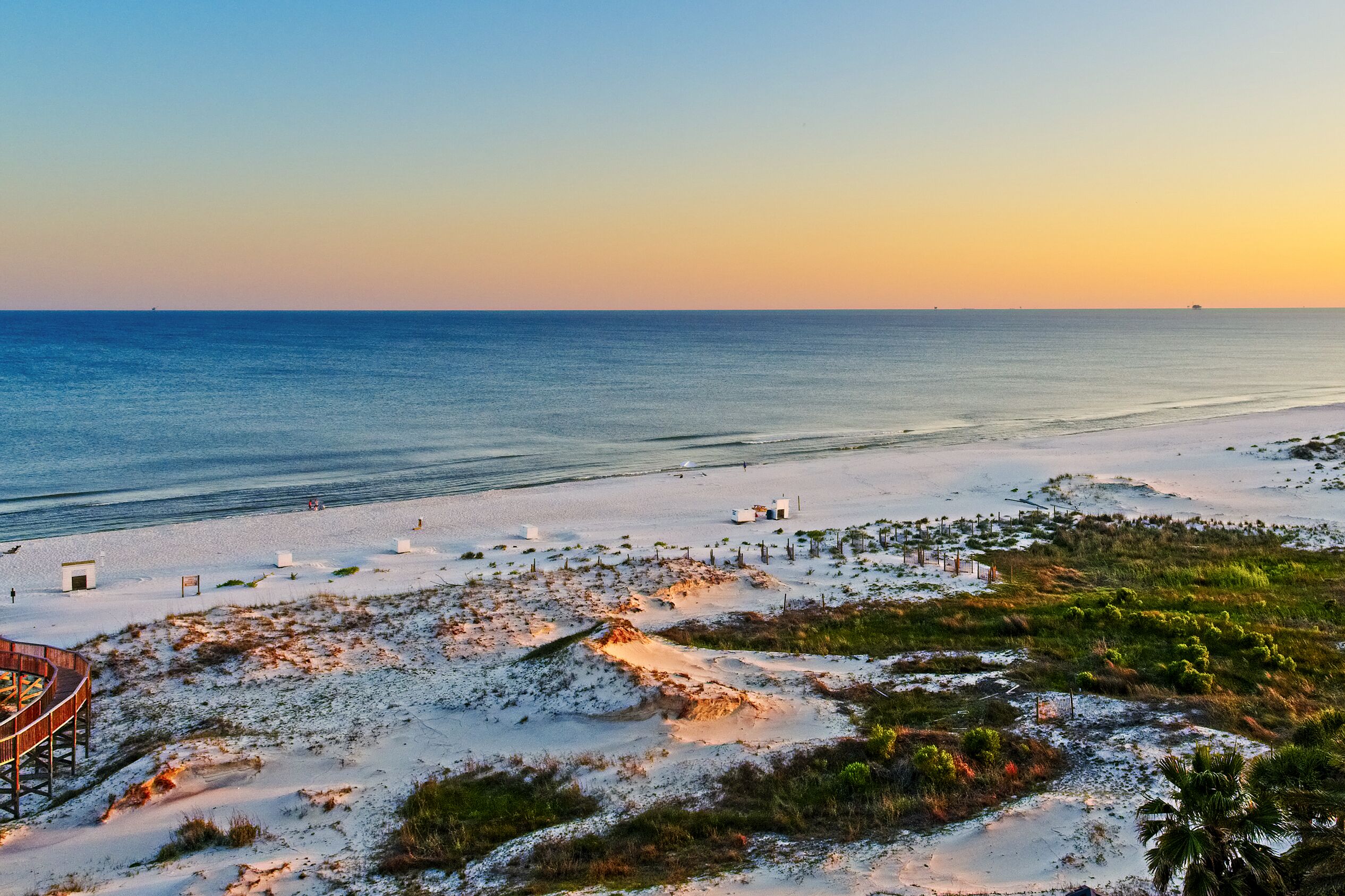 Goldener Sonnenuntergang an einem Strand in Gulf Shores in Alabama