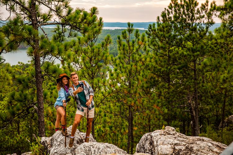 Zwei Freunde nehmen ein Selfie auf dem Smith Mountain Trail auf
