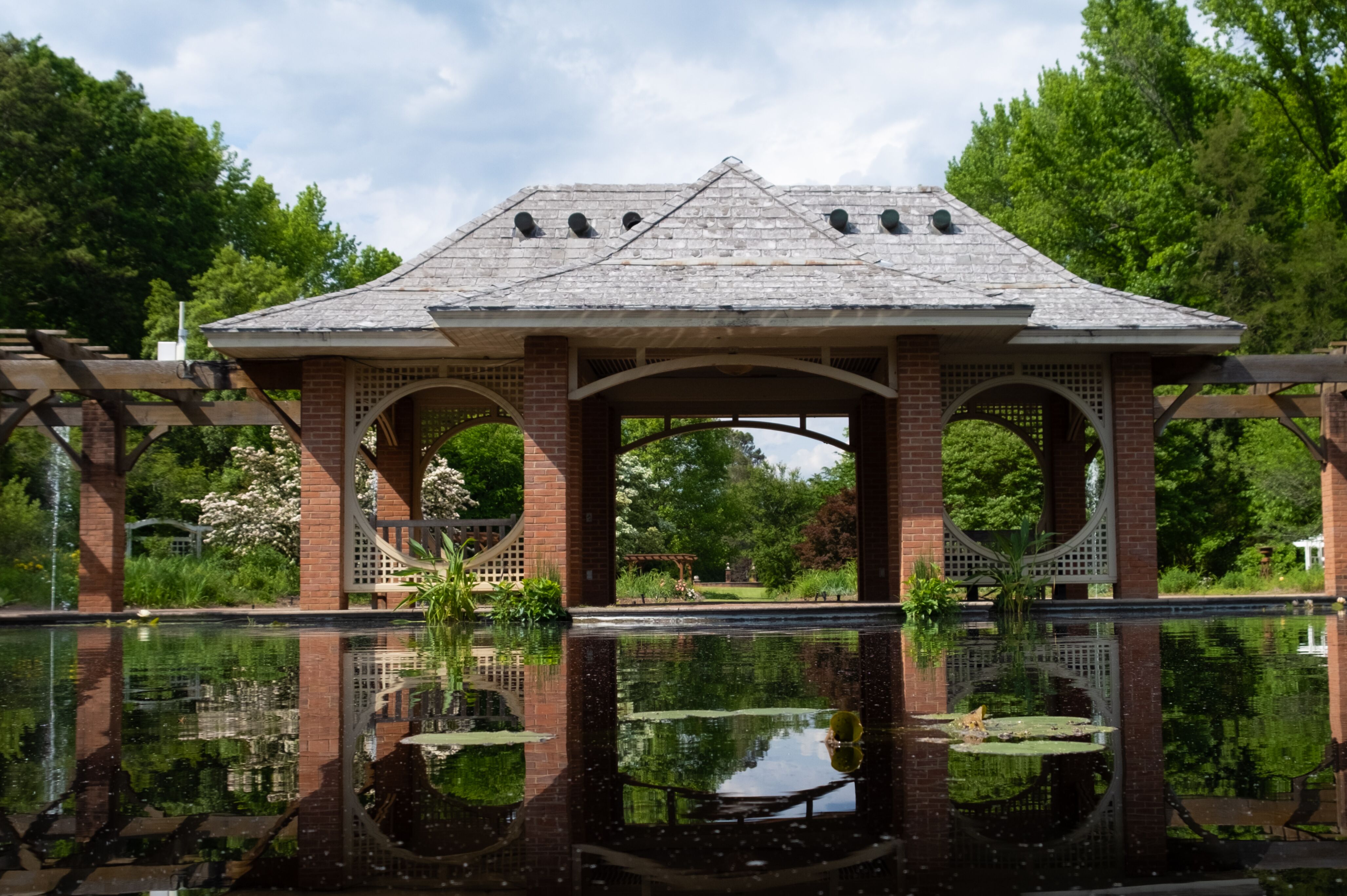 Blick auf den idyllischen Huntsville Botanical Garden