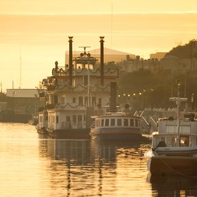 Flussboote liegen bei Sonnenaufgang am Savannah River, Georgia