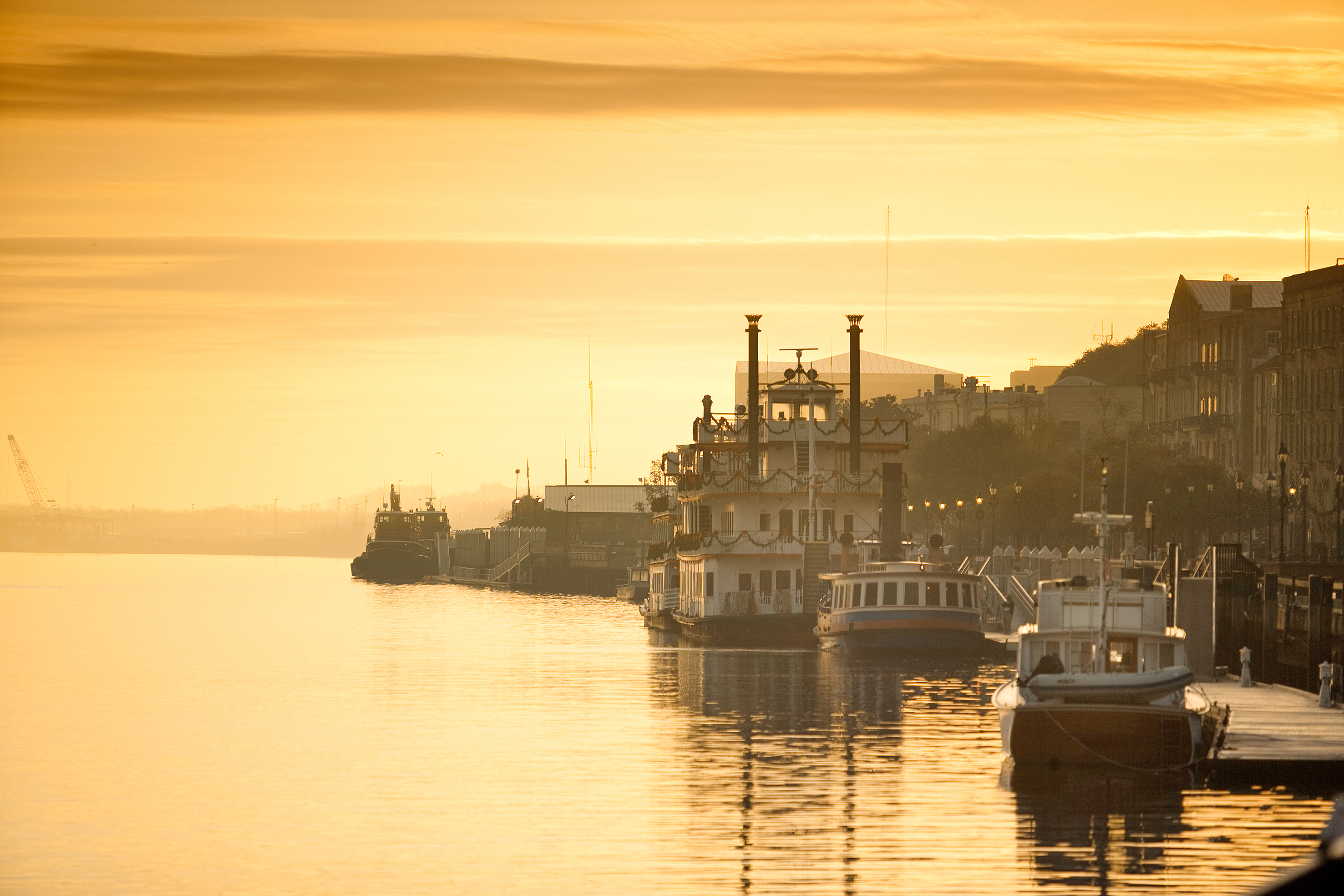 Flussboote liegen bei Sonnenaufgang am Savannah River, Georgia