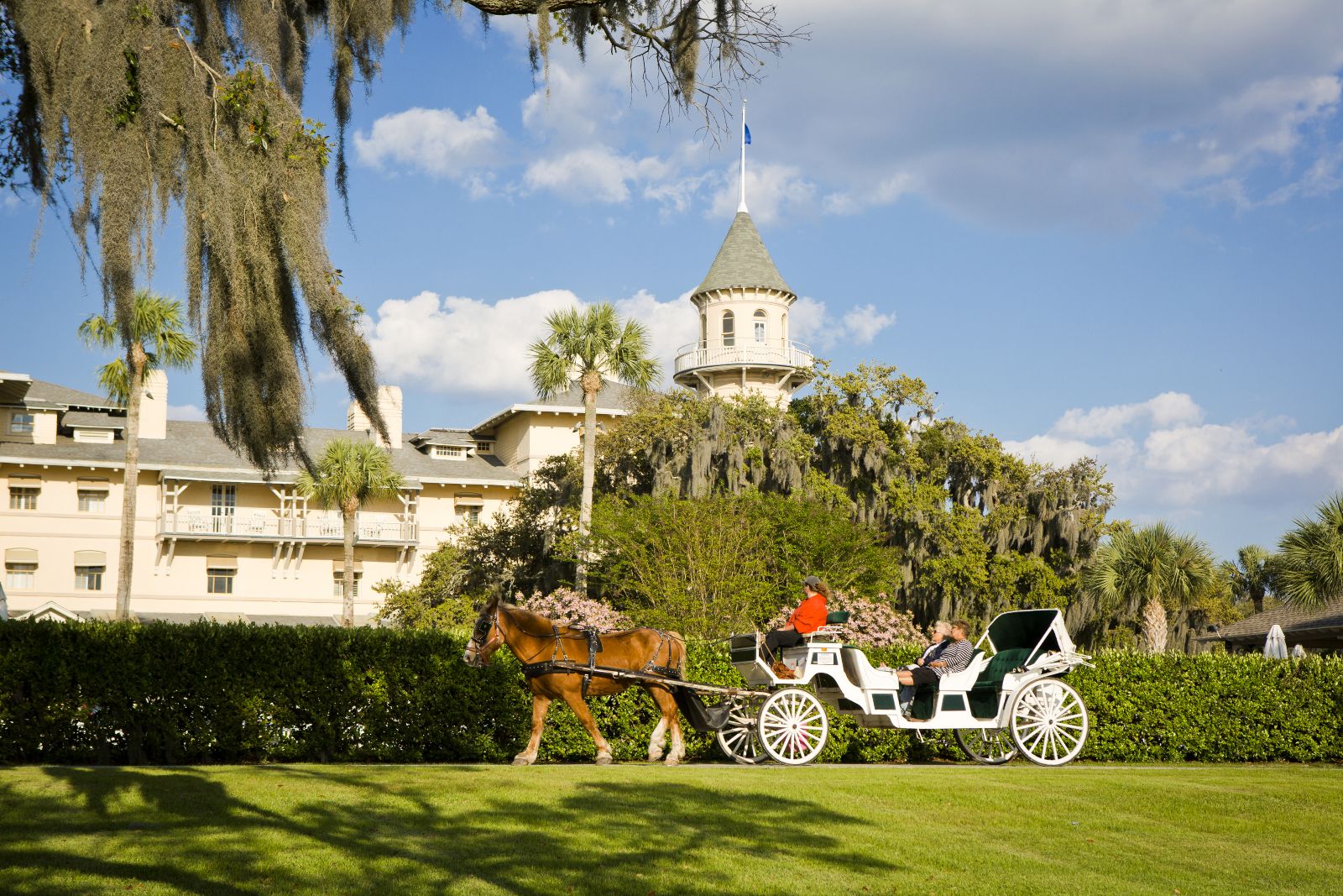 Kutschengespann vor Jekyll Island Club Hotel in Georgia