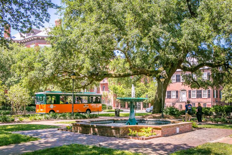 Der Columbia Square ist ein kleiner Park mit zentralem Brunnen in Savannah, Georgia